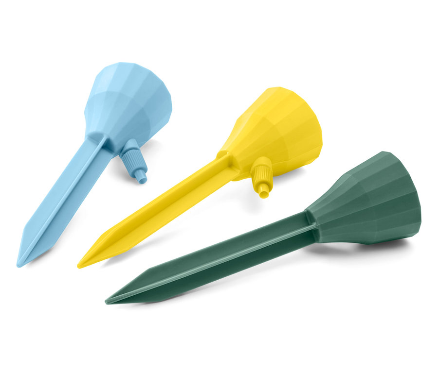 Trzy automatyczne nawadniacze w kolorze niebieskim, żółtym i zielonym leżą na białym tle.