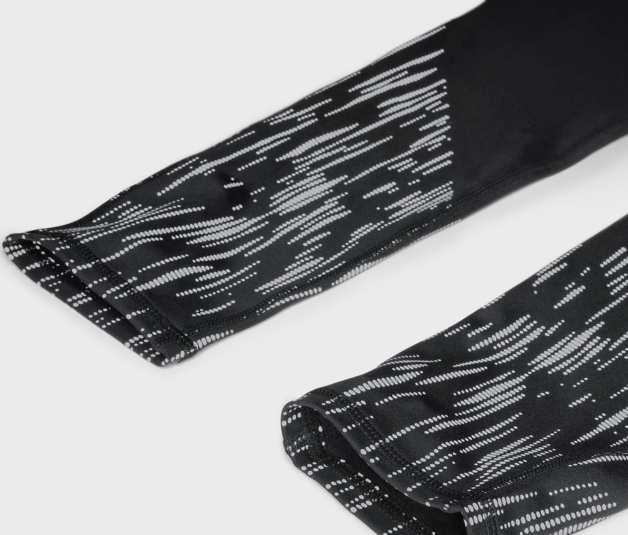 Szczegół czarnego rękawa z białym wzorem.