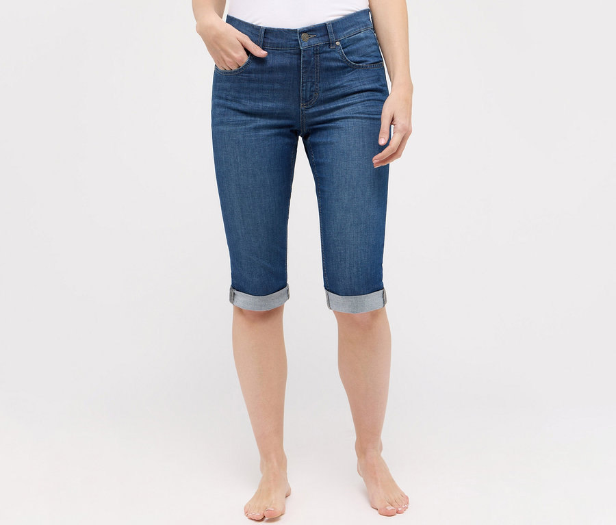 Osoba nosi dżinsy Angels „Capri Turn-Up”, Slim Fit, mid blue.