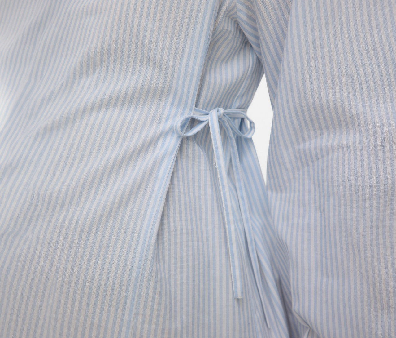 Zbliżenie na sukienkę koszulową MAMALICIOUS „MLLETICIA LIA” w jasnoniebieskie paski, ze sznurkiem do wiązania.