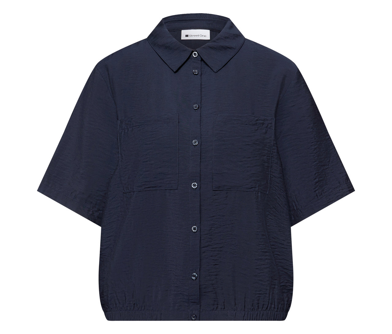 Zbliżenie na granatową koszulę Street One z krótkimi rękawami i dwiema kieszeniami na piersi.