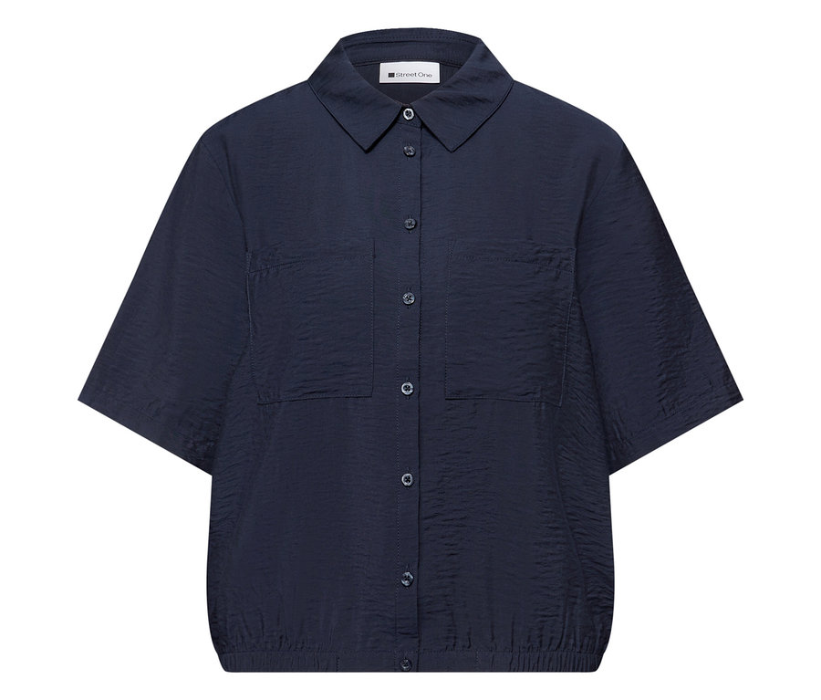 Zbliżenie na granatową koszulę Street One z krótkimi rękawami i dwiema kieszeniami na piersi.