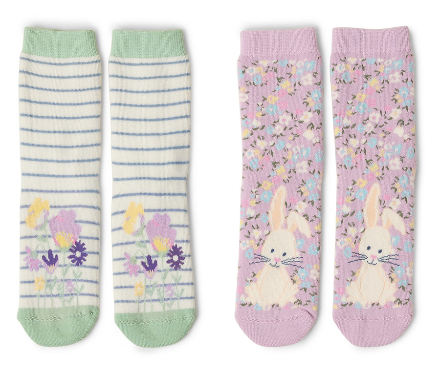 Dwie pary skarpet leżą na białym tle. Jedna para jest w paski z kwiatami, a druga jest fioletowa z królikiem.