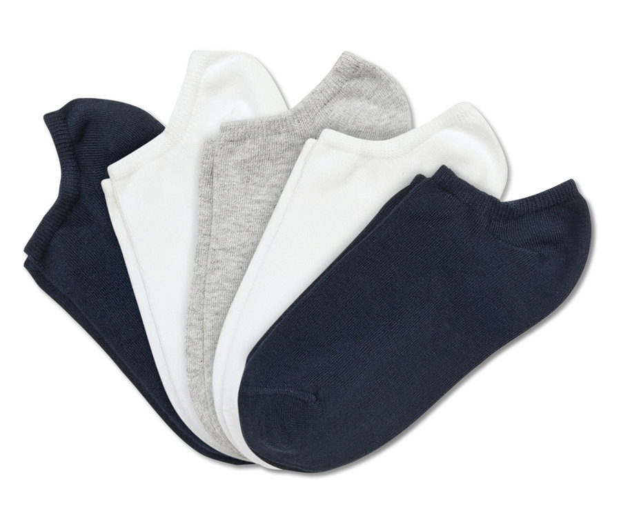 Zbliżenie na pięć par skarpet w kolorze granatowym, białym i szarym.