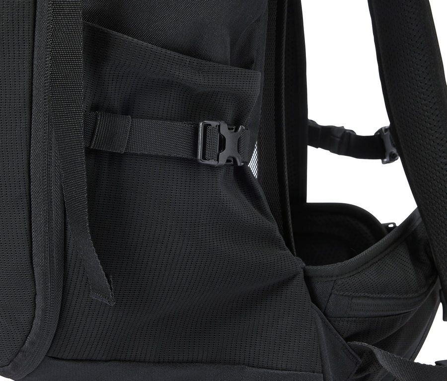 Szczegółowy widok czarnego plecaka z boczną kieszenią i regulowanym paskiem.