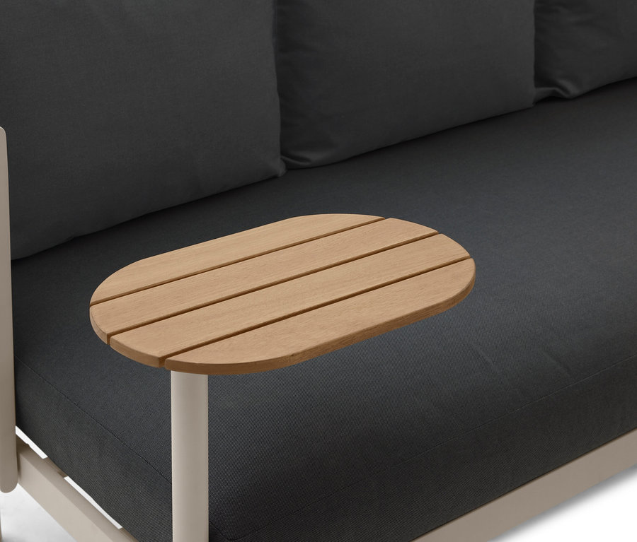 Zbliżenie sofy ogrodowej z dwoma obrotowymi stolikami.