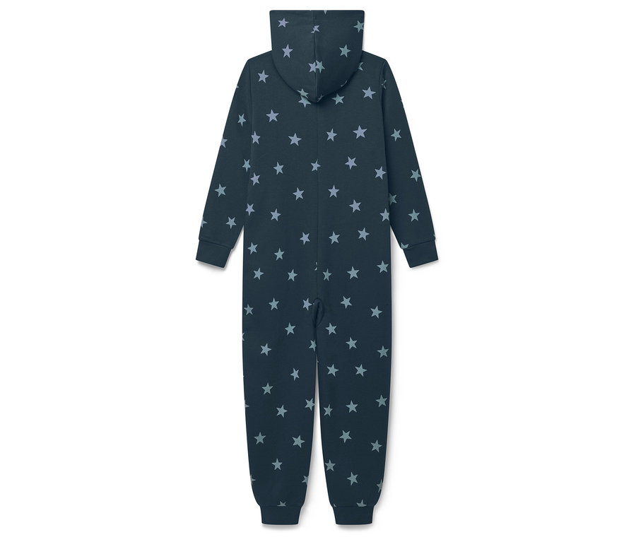 Granatowy kombinezon do spania z kapturem w gwiazdki, widziany z tyłu.