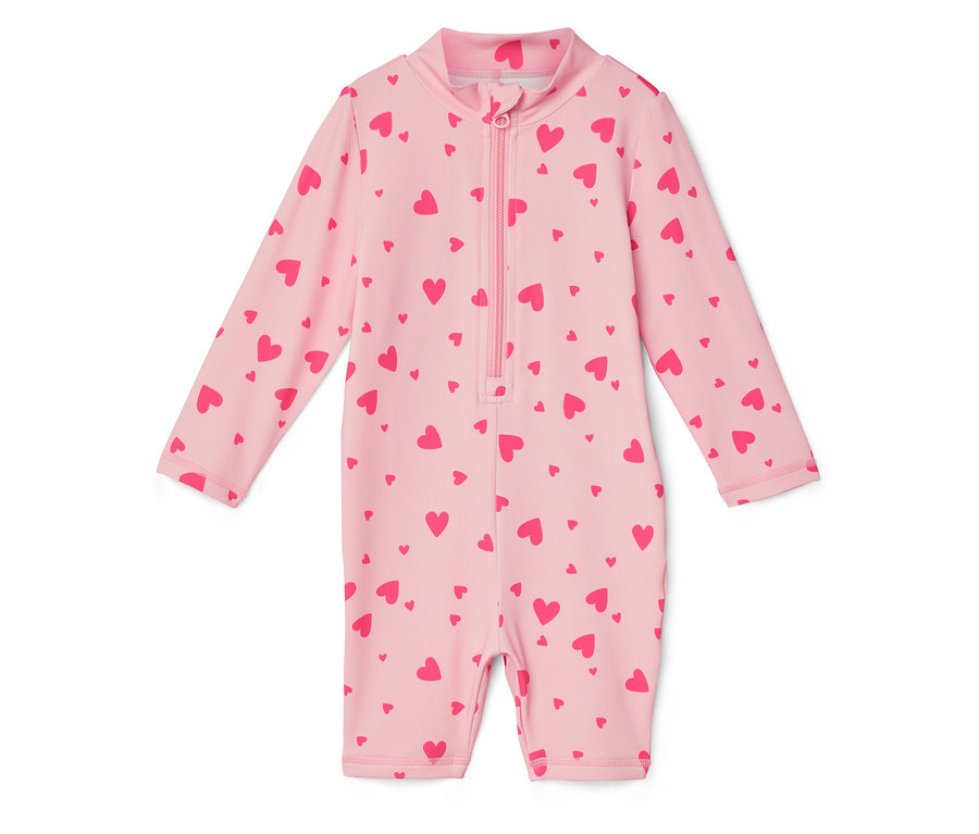 Jasnoróżowy kostium kąpielowy z długimi rękawami i zamkiem błyskawicznym na całej długości, pokryty czerwonymi serduszkami.