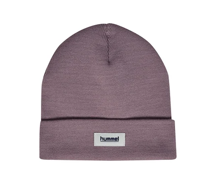 Czapka hummel® „HMLJR Knit Beanie”, jasnofioletowa. Jasnofioletowa czapka dzianinowa z wywiniętym brzegiem i białym logo hummel®.