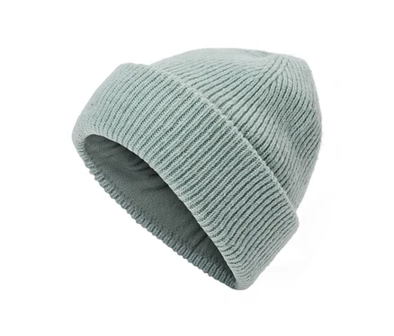Jasnoniebieska prążkowana czapka beanie z wywiniętym brzegiem i ciemniejszą polarową podszewką, ułożona pod kątem na białym tle.