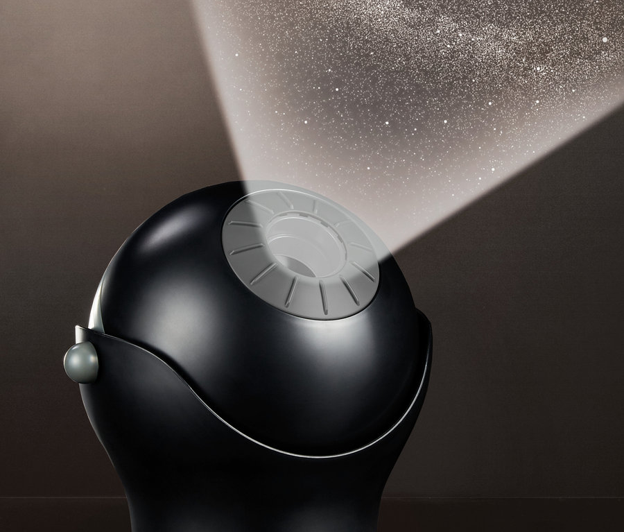 Czarne domowe planetarium wyświetla gwiazdy na ścianie.