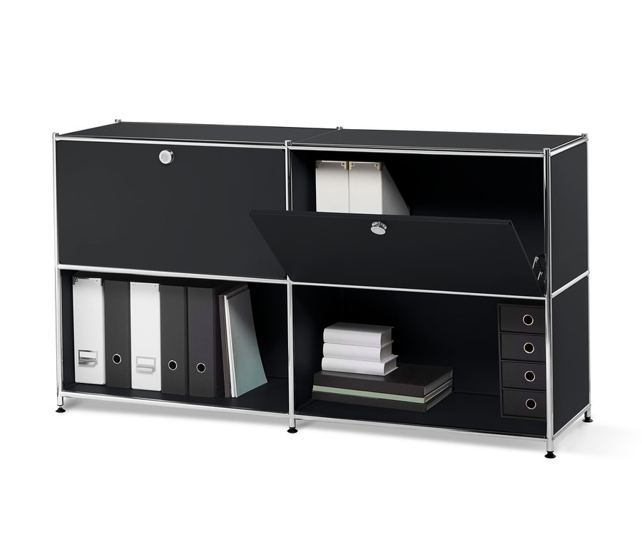 Czarna metalowa szafka typu sideboard z 2 przestawnymi komorami z klapami, z których jedna jest otwarta.