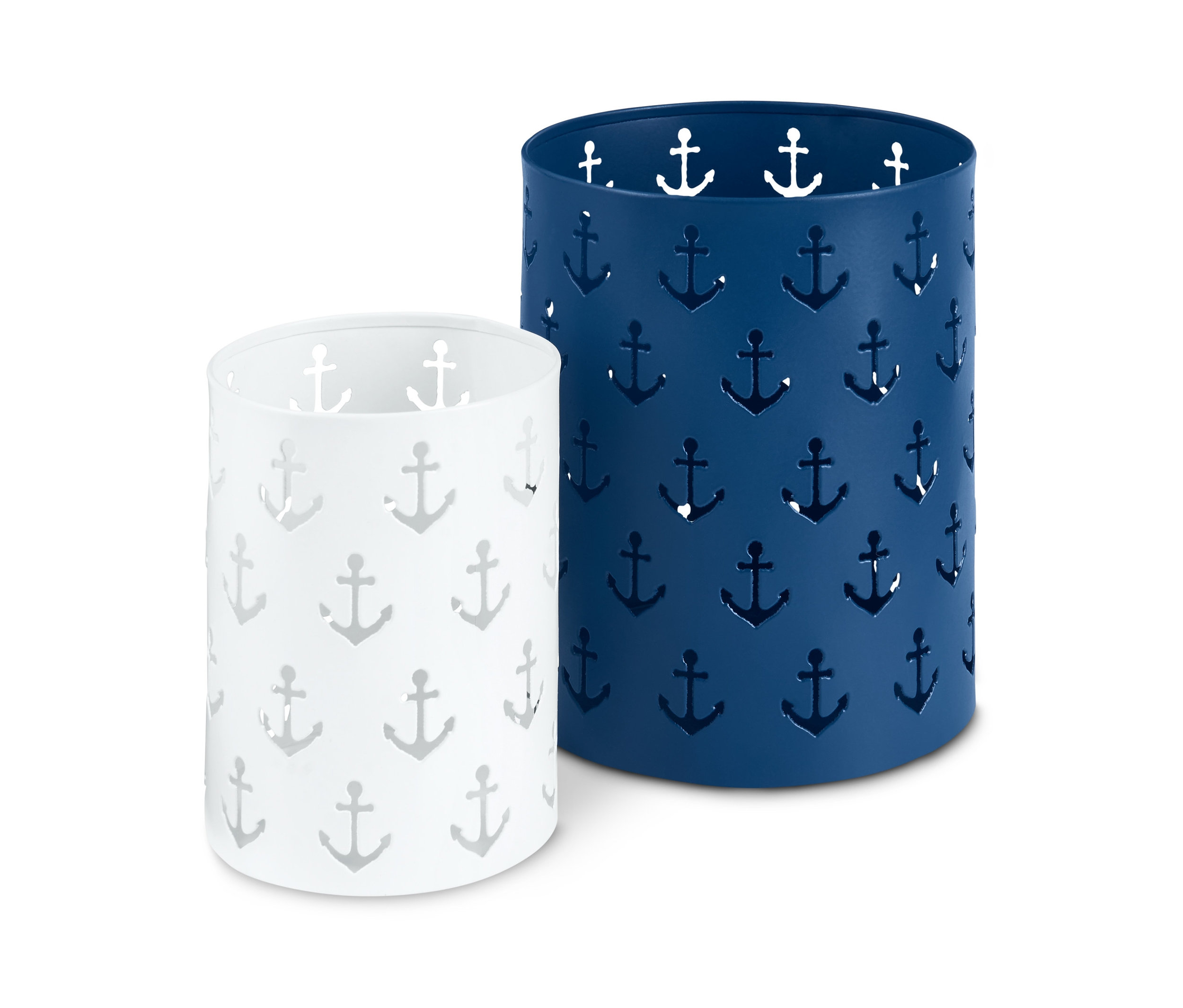 Dwa świeczniki: biały i niebieski, z wzorami kotwic.