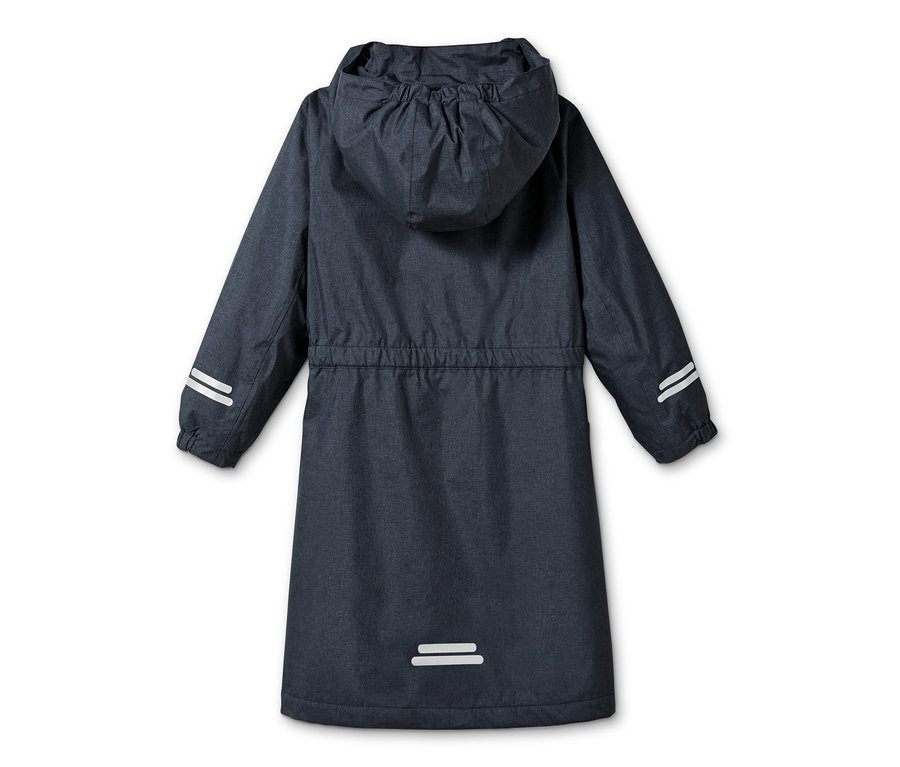 Granatowa dziewczęca kurtka przeciwdeszczowa stylizowana na dżins z kapturem, długimi rękawami i elementami odblaskowymi.