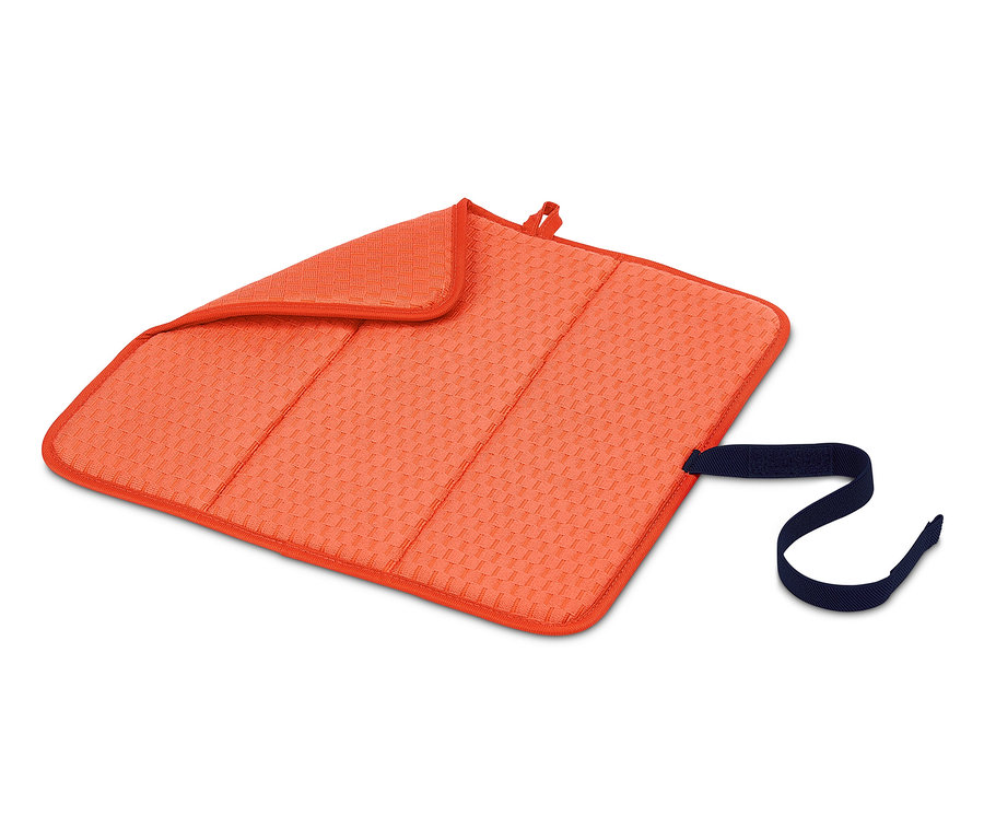 Pomarańczowa, składana mata-ociekacz z niebieską pętelką.