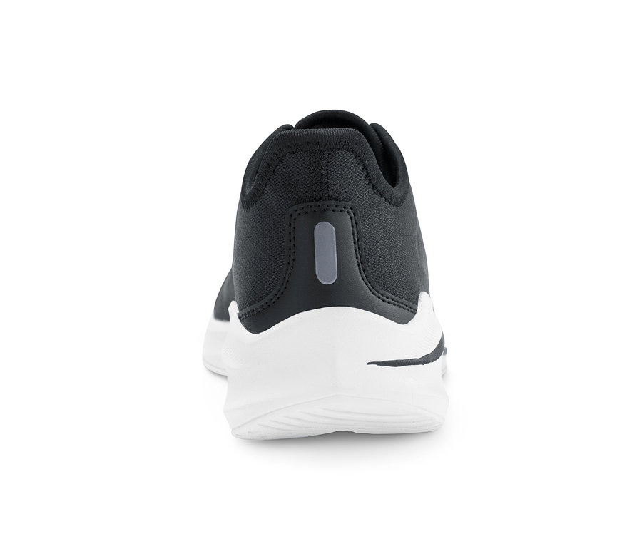 Szczegółowy widok z tyłu buta typu sneaker.
