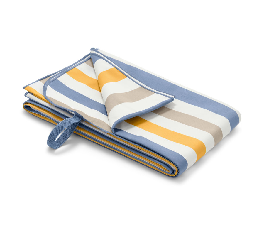 Złożony wyjątkowo duży ręcznik plażowy, ok. 2 x 2 m, w niebieskie, żółte, beżowe i białe paski.