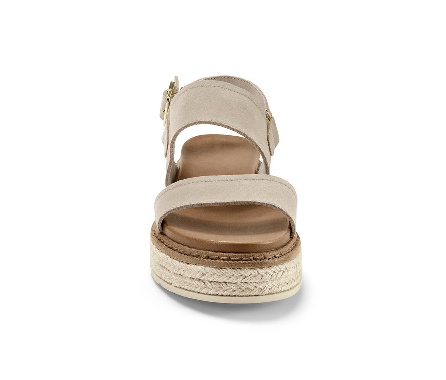 Szczegół beżowych skórzanych sandałów na platformie.