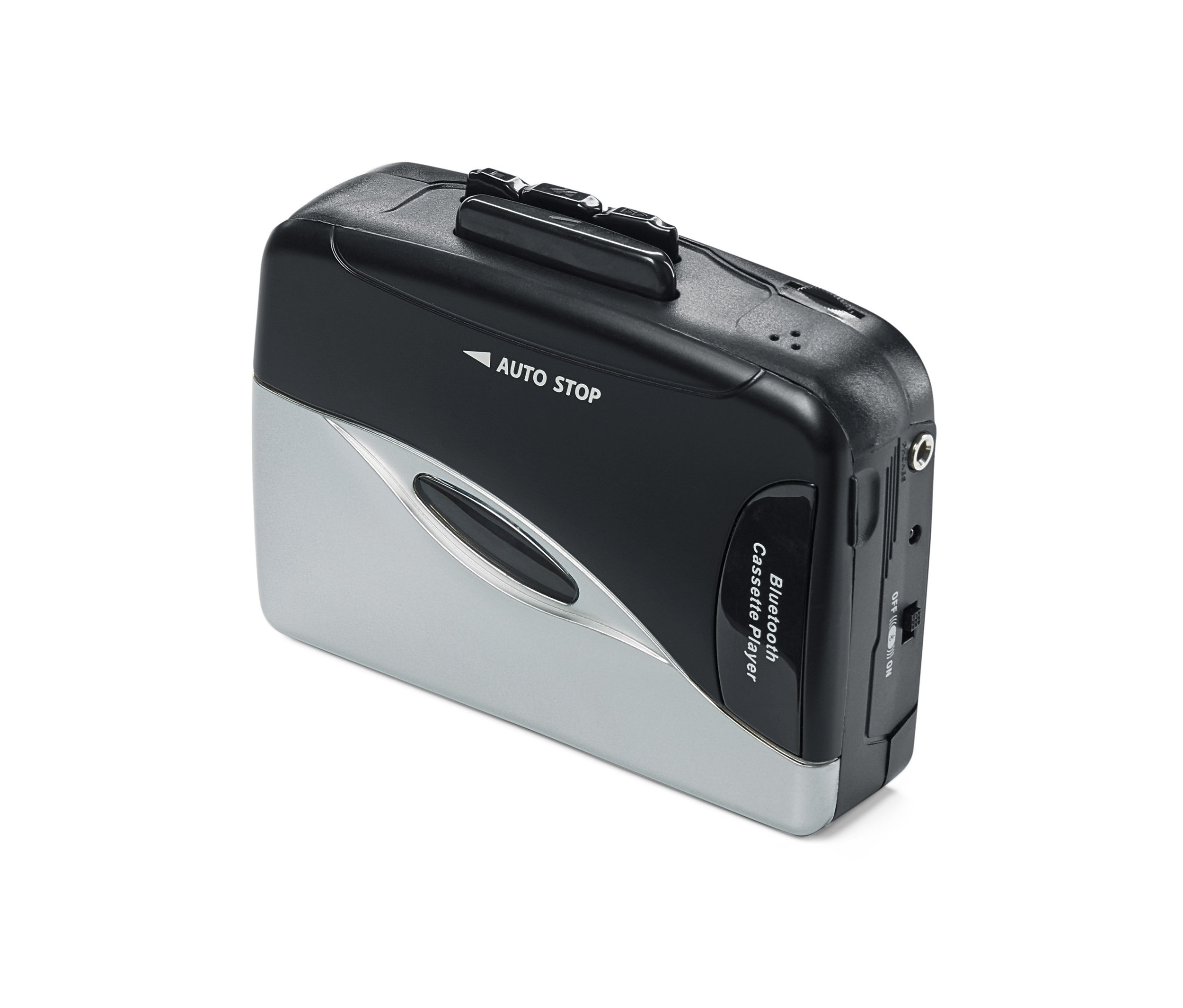 Czarno-srebrny przenośny odtwarzacz kaset z funkcją Bluetooth® na białym tle.