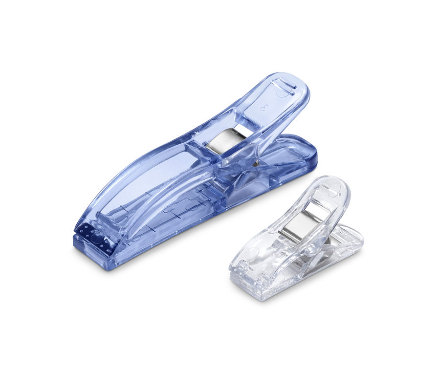 Dwa klipsy do tkanin: jeden niebieski, drugi przezroczysty. Klamerki do tkanin, 20 sztuk.