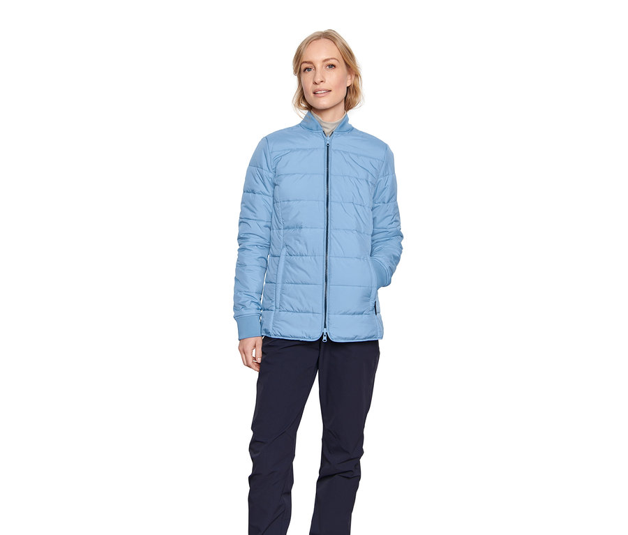 Kobieta ma na sobie niebieski płaszcz trekkingowy 3 w 1.