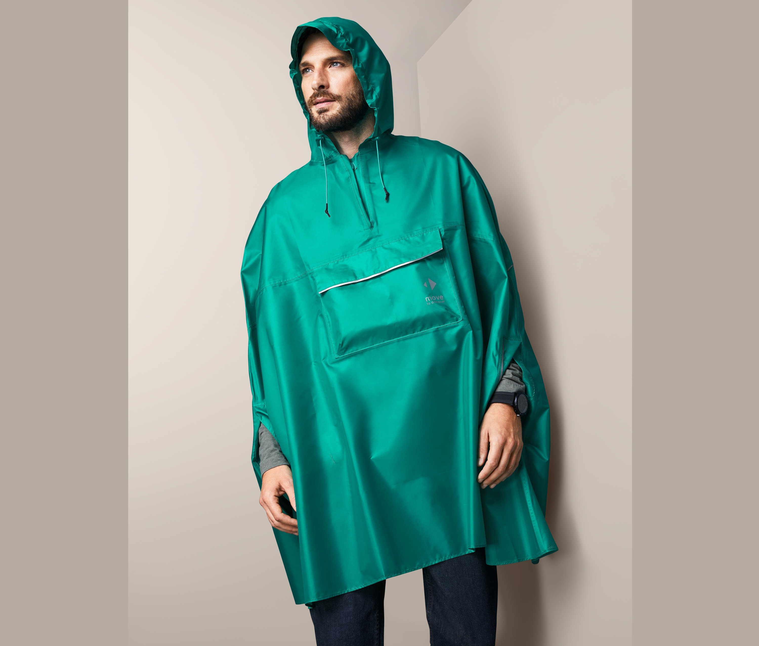 Mężczyzna ma na sobie ponczo przeciwdeszczowe uniseks.