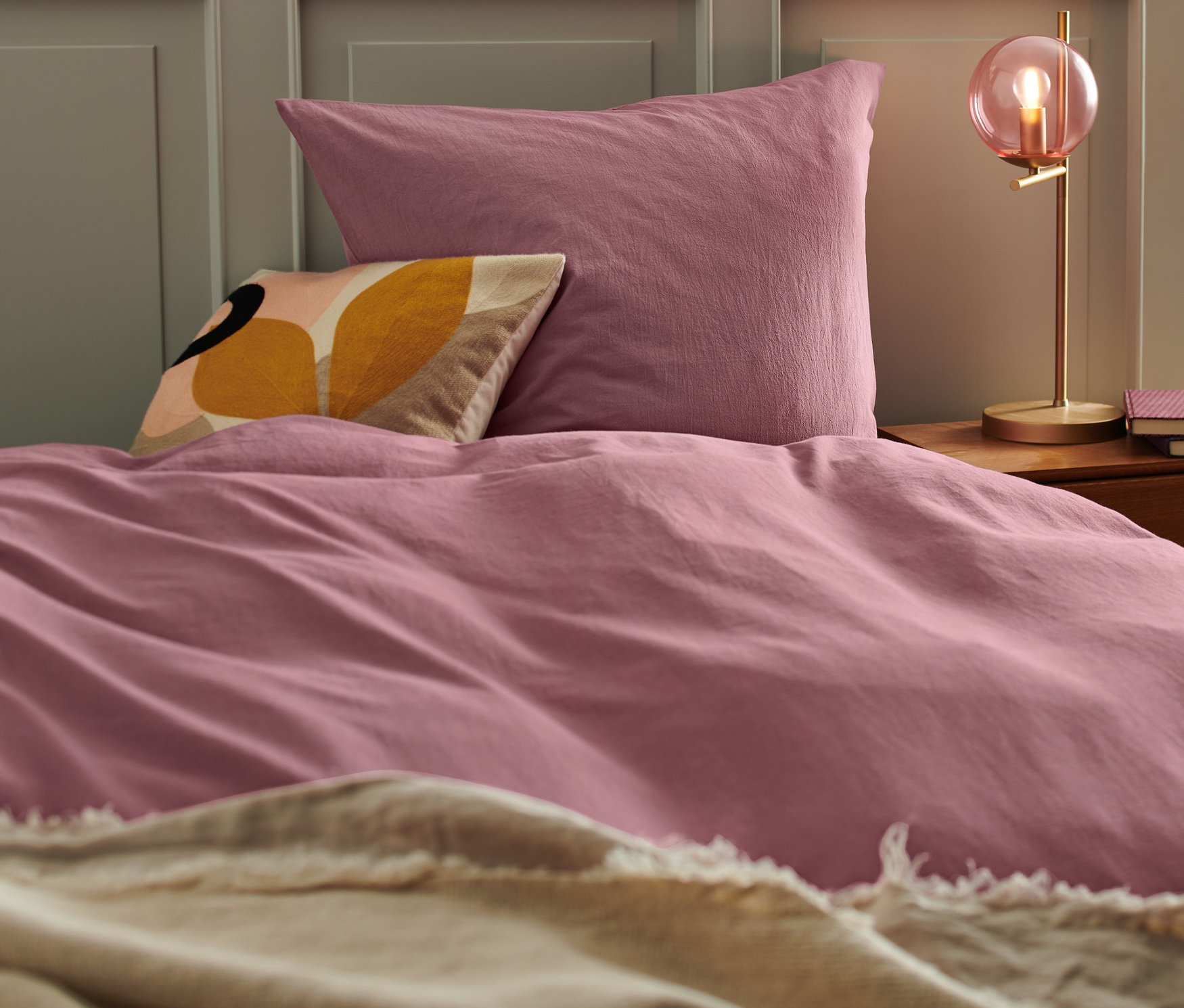Bliski widok sypialni z pościelą bawełnianą premium w standardowym rozmiarze w odcieniu dusty rose.