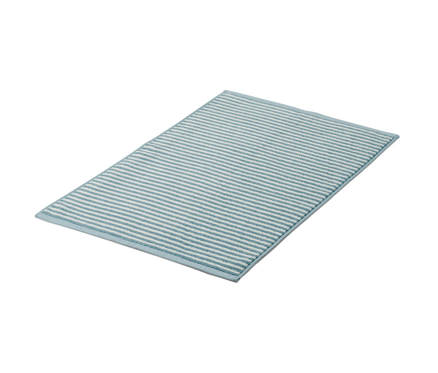 Niebieski, wysokiej jakości dywanik łazienkowy z białymi paskami.