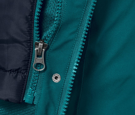 Zbliżenie na ciemnoturkusowy płaszcz outdoorowy z kamizelką 3 w 1, zamek błyskawiczny i guzik.