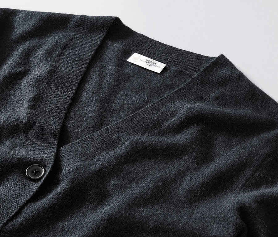 Zbliżenie na szary kardigan z delikatnej dzianiny z kaszmirem.