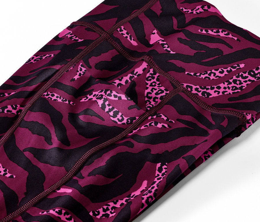 Szczegół legginsów sportowych o długości 3/4 z nadrukiem na całej powierzchni.