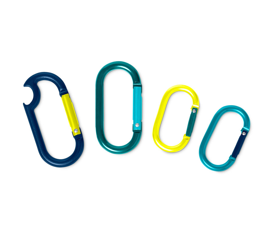 Cztery karabińczyki w różnych kolorach leżą na białym tle.