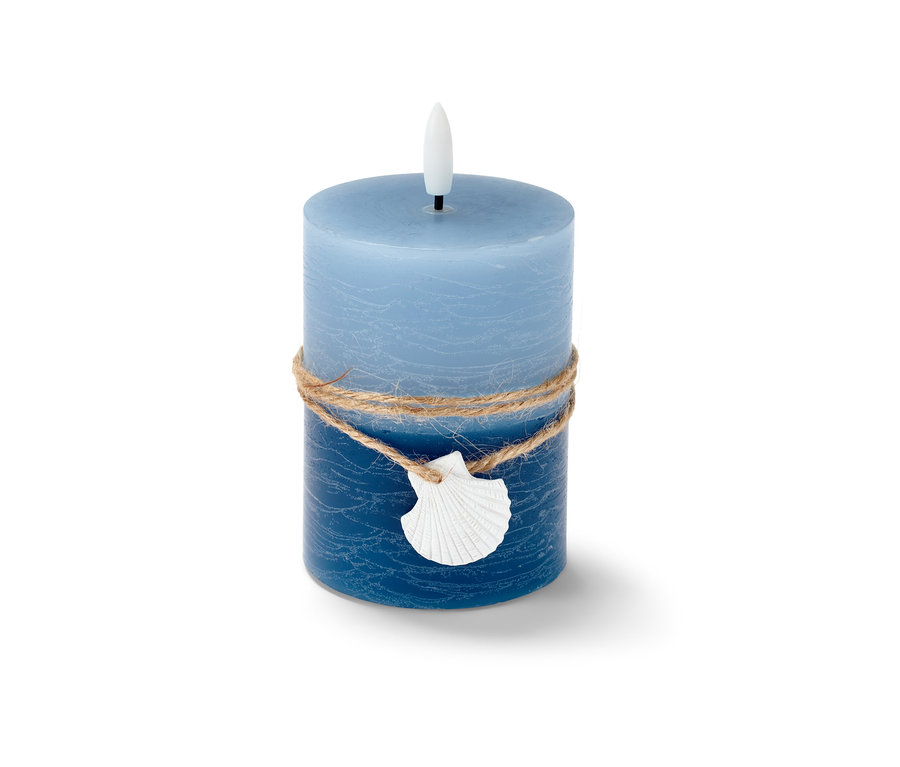 Niebieska świeca LED z prawdziwego wosku „Muszelka” ze sznurkiem jutowym i dekoracją z muszelek.