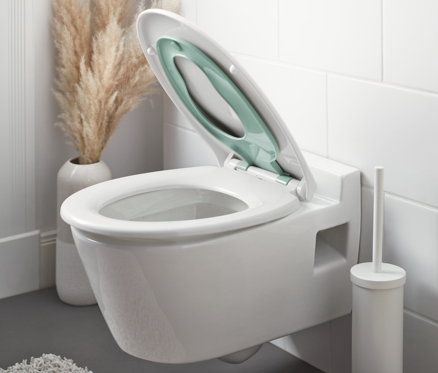 Biała toaleta z otwartą deską sedesową „Family”, wolnoopadającą.