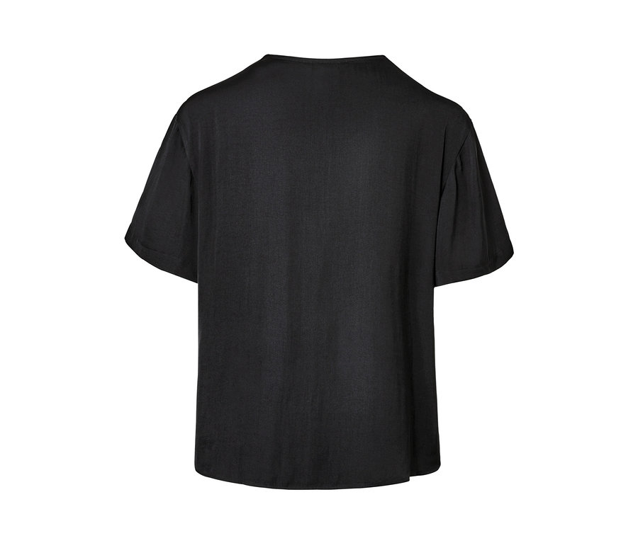 Czarna satynowa bluzka tunika z krótkim rękawem.