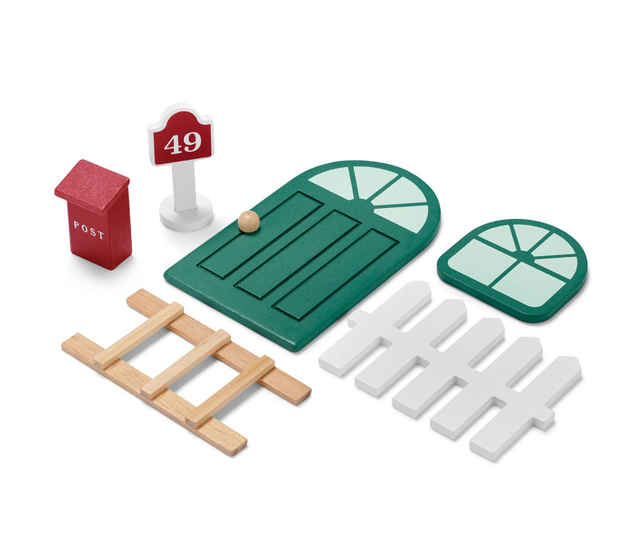 Zestaw "domek dla krasnoludka" z zielonymi drzwiami, oknem, skrzynką pocztową, drabinką i płotem.