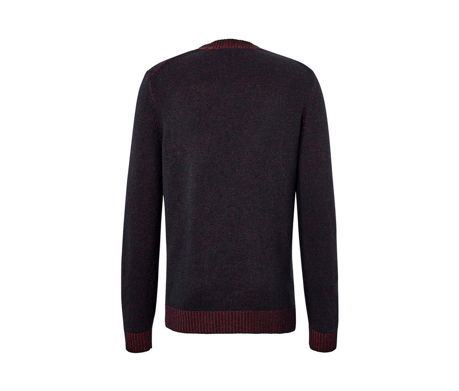 Granatowy sweter z wełną z czerwonymi detalami.