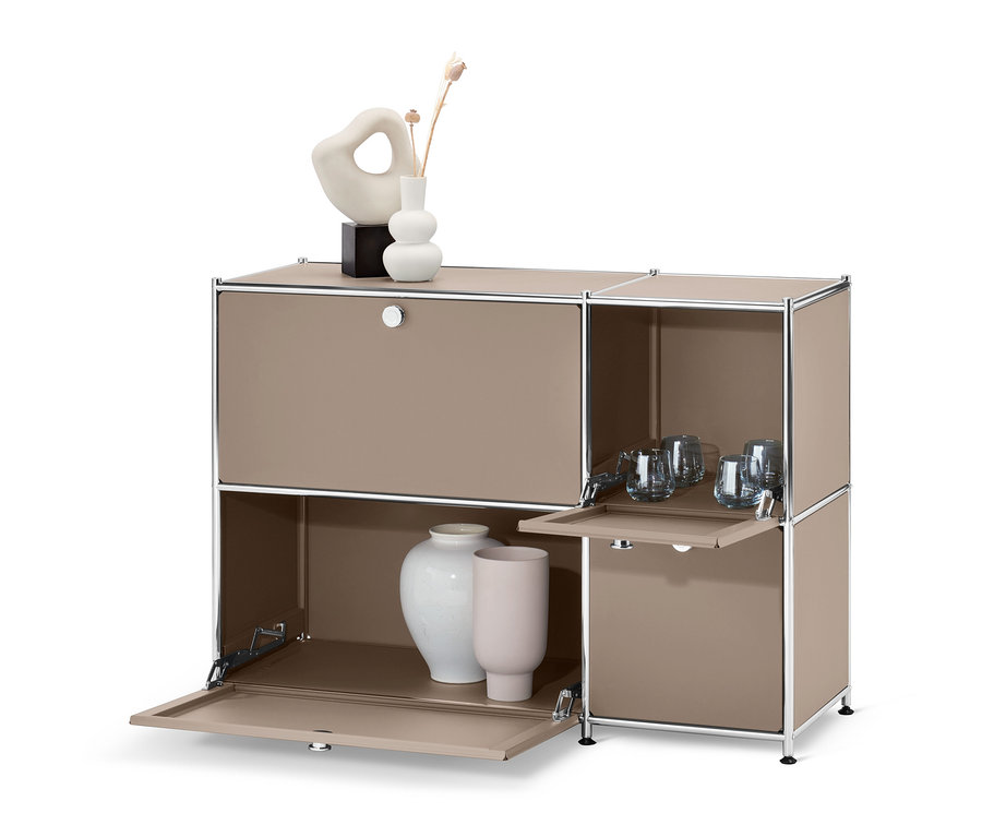 Beżowa metalowa szafka typu sideboard „CN3” z 4 klapami, z których dwie są otwarte. Wewnątrz wazony i szklanki.