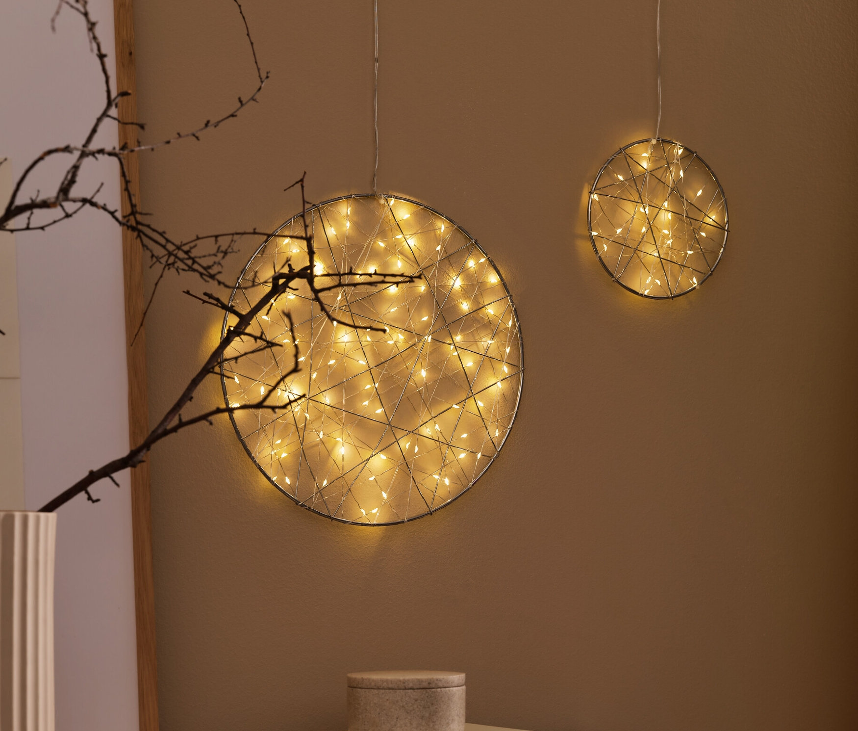 Szafka z dużymi obręczami LED na ścianie.