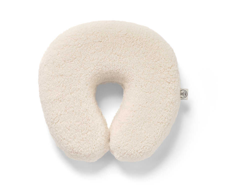 Beżowa poduszka z pianki memory foam na białym tle.