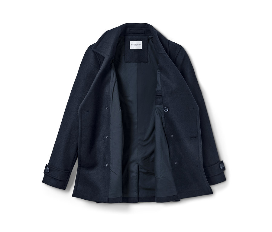 Rozpięta kurtka w stylu caban.