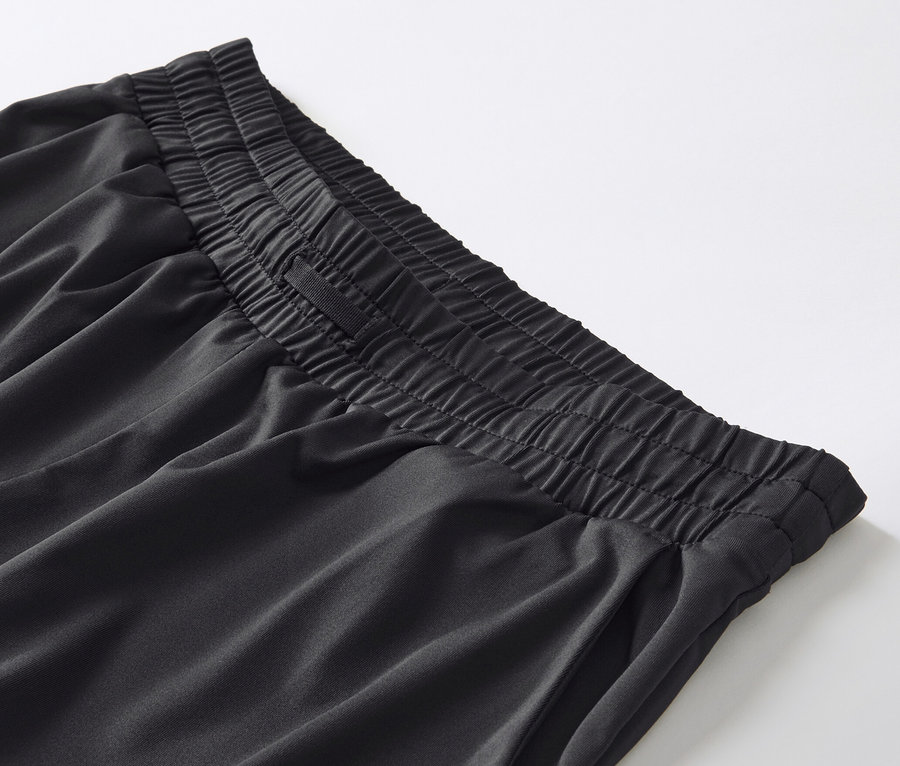 Zbliżenie na czarne spodnie treningowe.