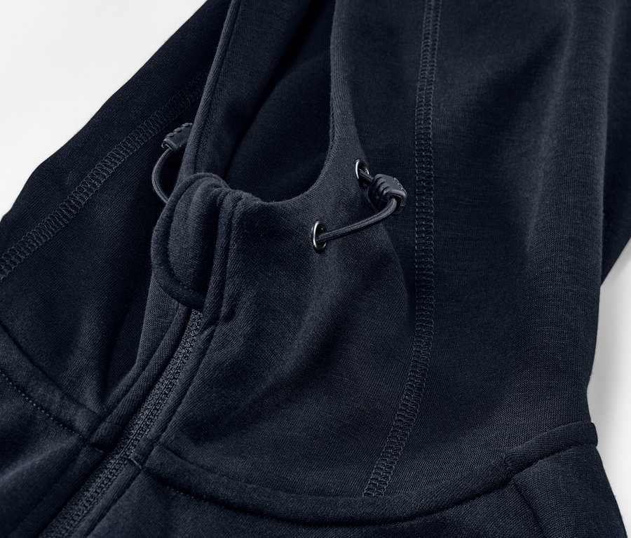 Zbliżenie na funkcyjną bluzę dresową z kapturem i zamkiem błyskawicznym.