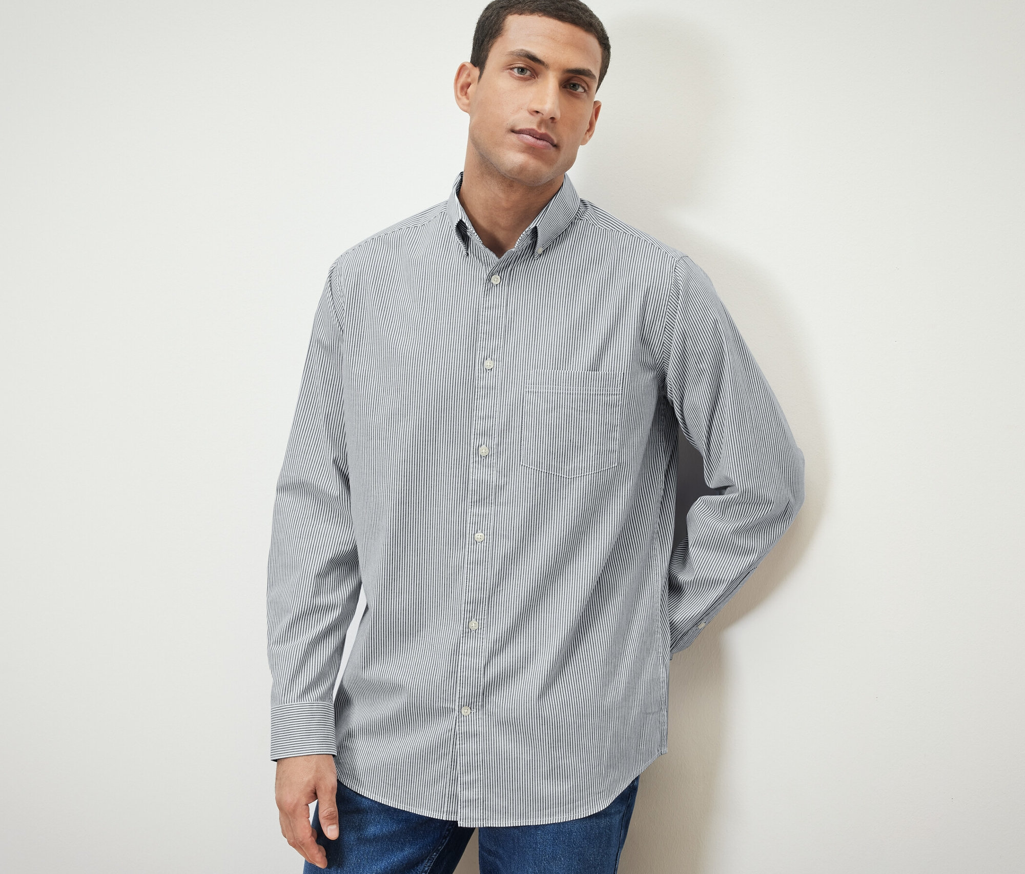 Mężczyzna pozuje w koszuli.