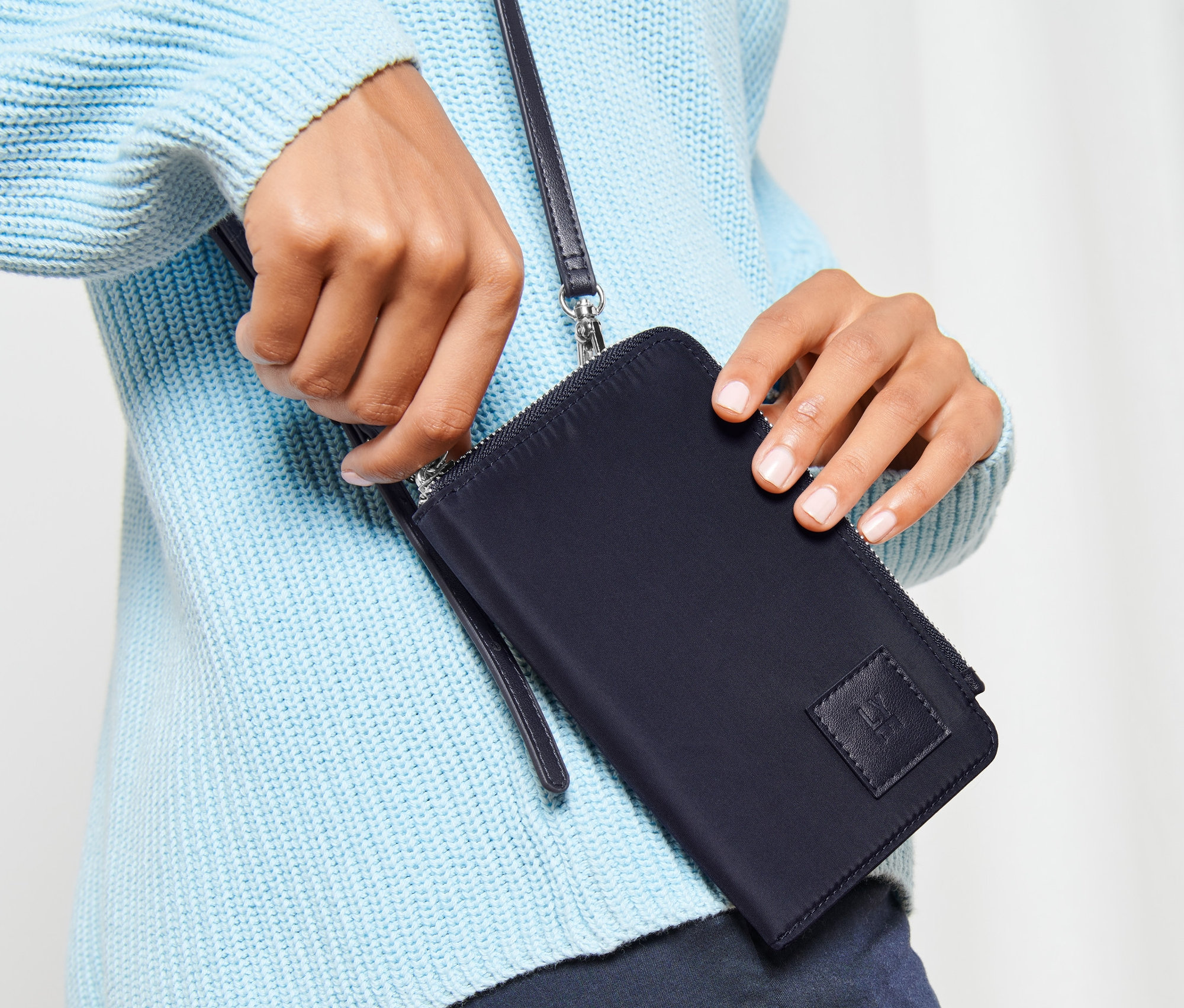 Kobieta trzyma minitorebkę.