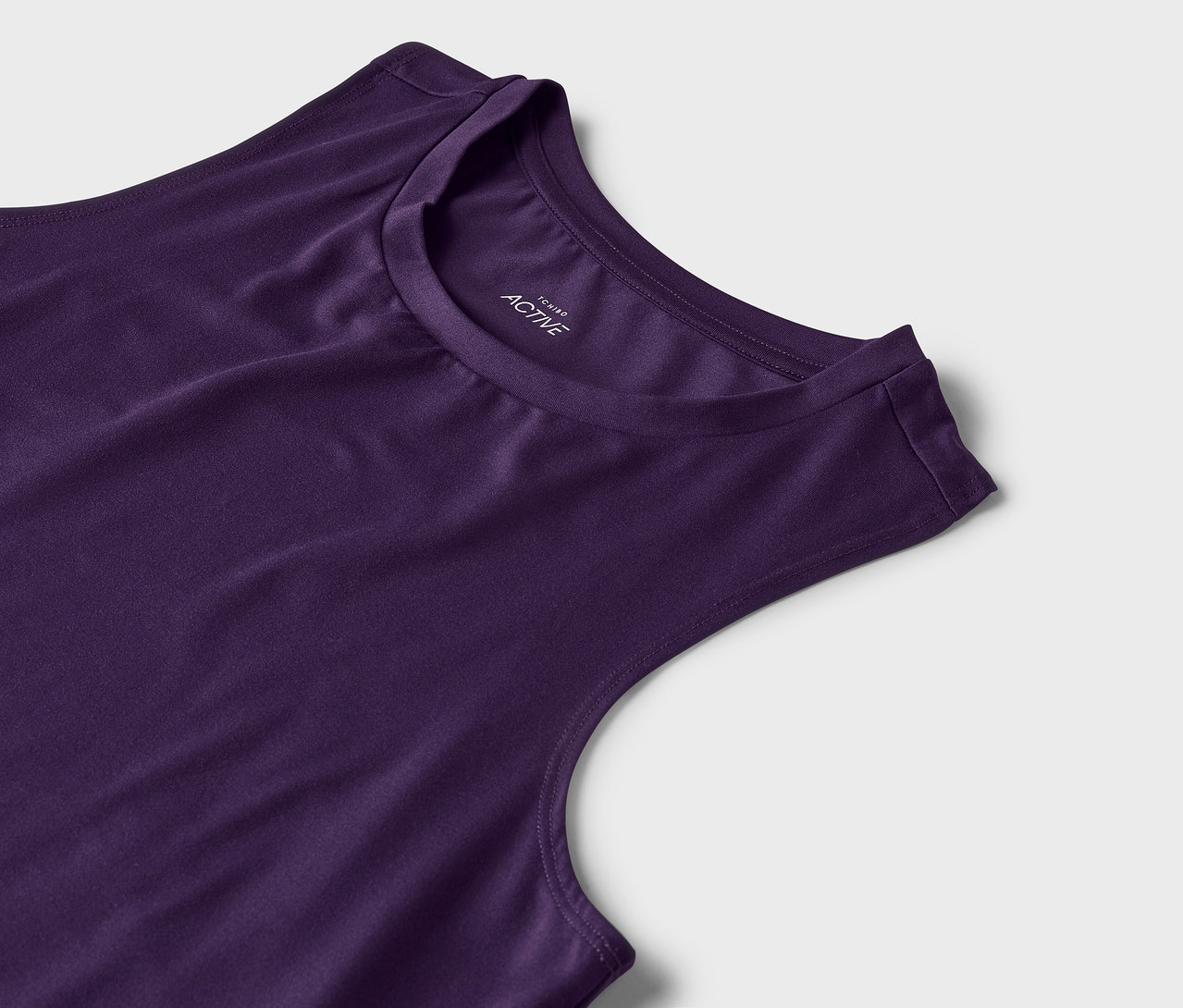 Zbliżenie na fioletowy top sportowy.