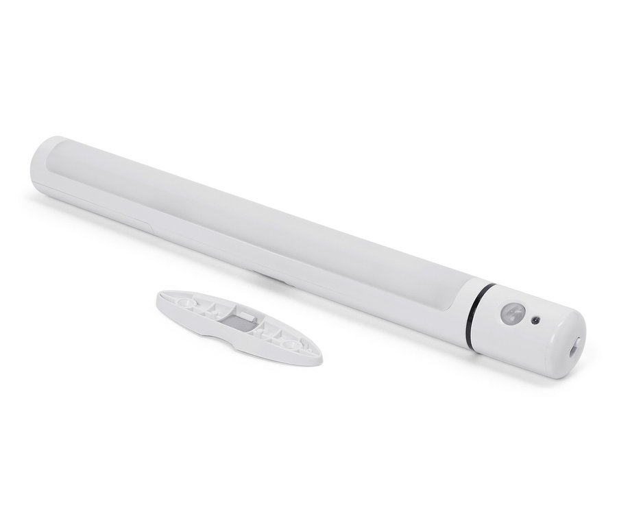 Biała lampa LED z pilotem leży na białym tle.