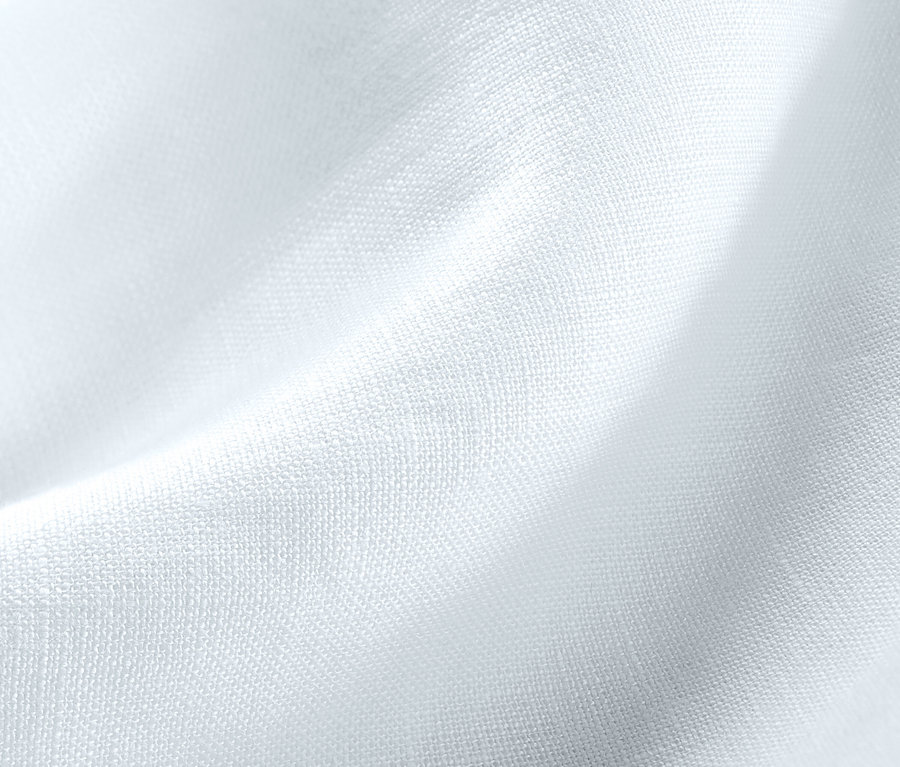 Szczegółowe ujęcie białej pościeli lnianej w niestandardowym rozmiarze.