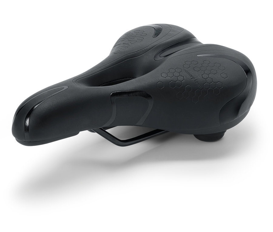 Czarne siodełko rowerowe z pianką memory na białym tle.