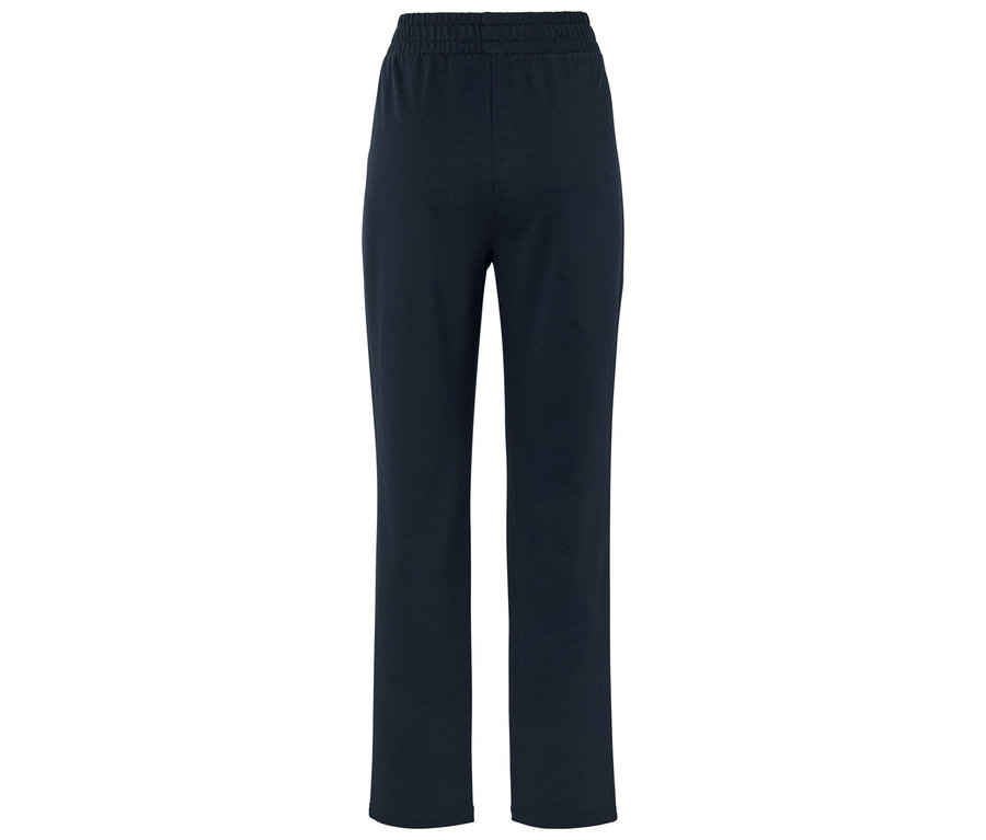 Granatowe spodnie z gumką w pasie.